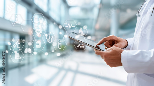 医療DX｜デジタルデバイスでデータ管理を行う白衣の医師と医療イメージの背景