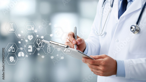 クリップボードのカルテに記入する医師の手元｜カルテ・問診・診断イメージ