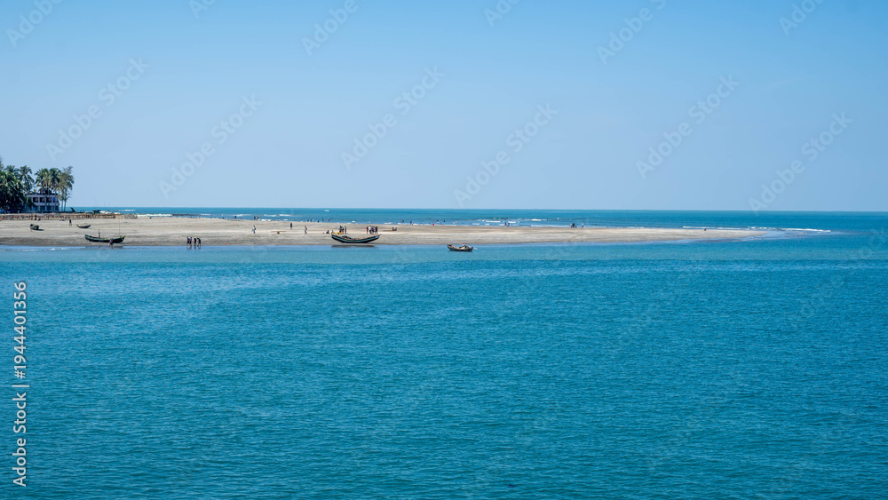 Fototapeta premium Tropical beach with boats on a sunny day