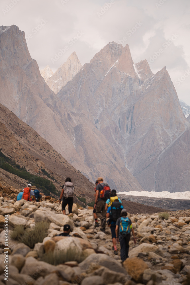 Fototapeta premium Group backpacking baltoro glacier trek karakoram mountains. Baltoro