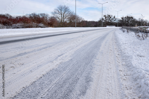 Straße mit Schnee im Winter 2