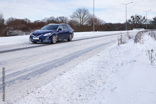 Auto auf einer Straße mit Schnee im Winter 12