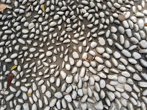 Foto Stone wall texture with rough brown and gray surface close-up