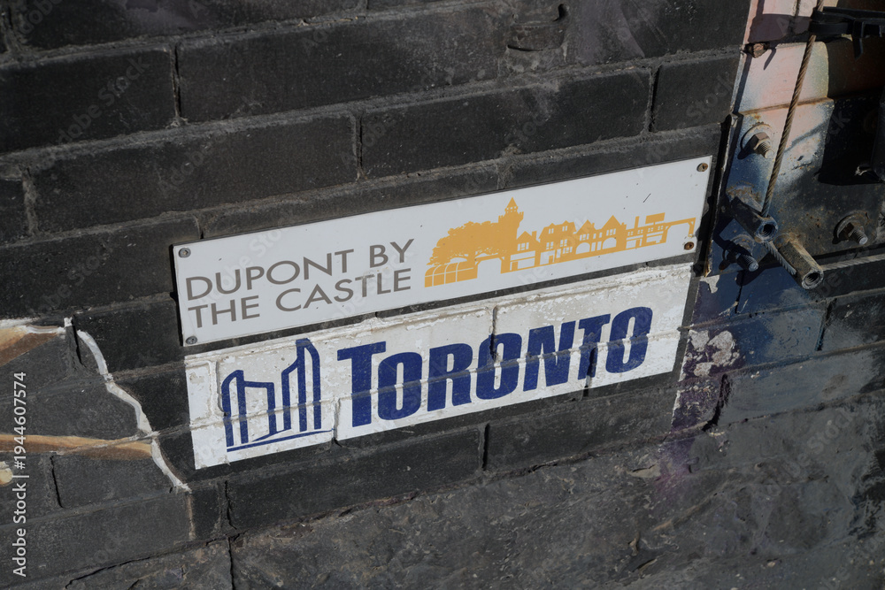 Obraz premium close-up of Dupont by the Castle and City of Toronto plaques on the wall of 272 Dupont St, Toronto
