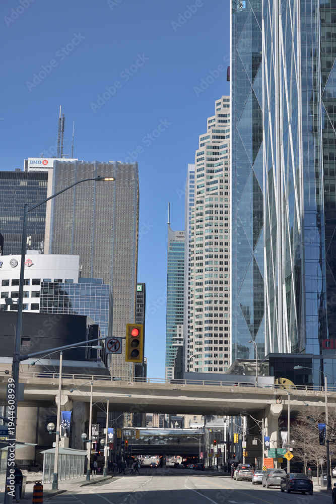 Obraz premium looking north on Bay Street from Harbour Street near Lake Shore Blvd W, Toronto