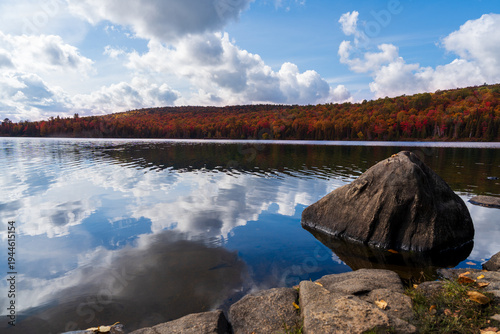 La Mauricie Nationalpark in der Region Québec in Kanada im Herbst, dort wo eine Wanderung eine wahre Naturerfahrung ist