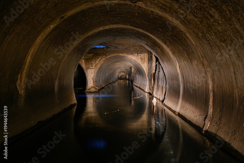 Slika na platnu Inside underground urban sewer system
