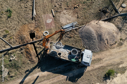 Foto unloading concrete rings for the construction of wells and sewers top view