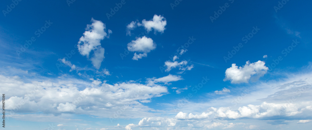 Obraz premium blue sky background with tiny clouds