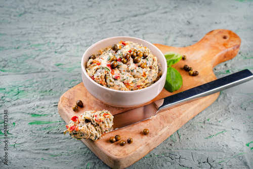 Foto Artisan sun dried tomato butter - compound butter spread with fresh herbs, dry