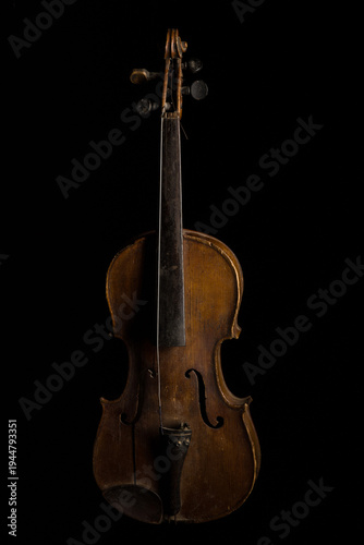 Obraz na płótnie Old wooden violin showcased against a dark background highlighting its craftsman