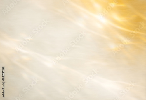 Billede på lærred Golden sunlight reflections creating soft rippled abstract background texture