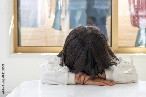 テーブルで腕をマクラにして寝る女の子（5歳、日本人、長髪）