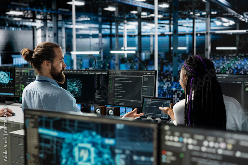 Konstfotografi Data center team leader and intern working together on AI databases