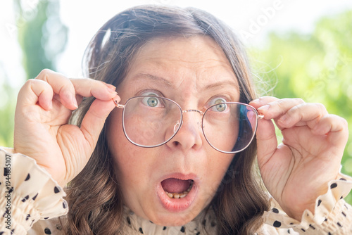 Fotografie close up portrait shocked mature woman with bulging eyes, surprised facial exagg