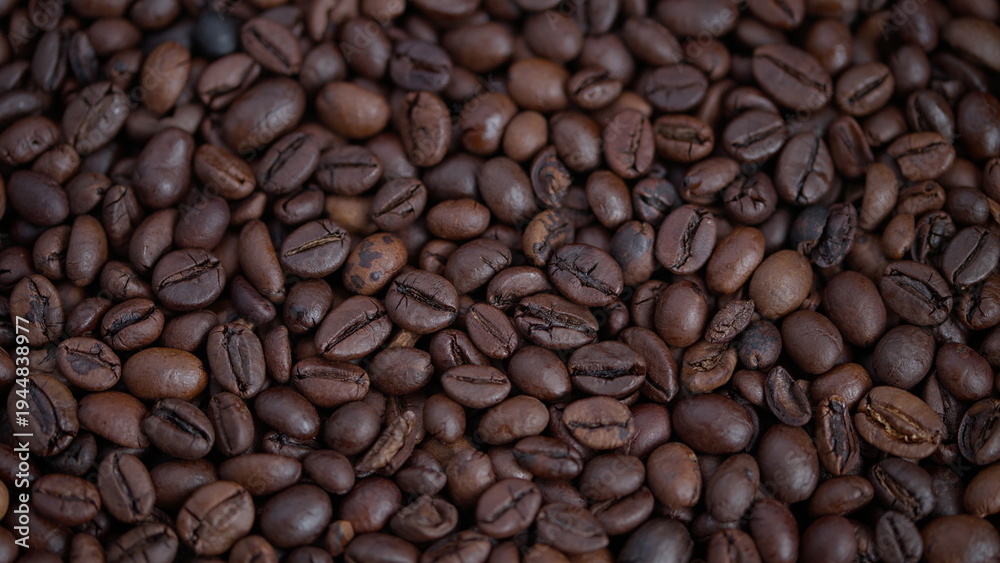 Obraz premium Fresh roasted beans with shine, Detailed image of shining roasted coffee beans in pile, Intimate shot of lustered roasted coffee beans highlighting rich textures and aroma