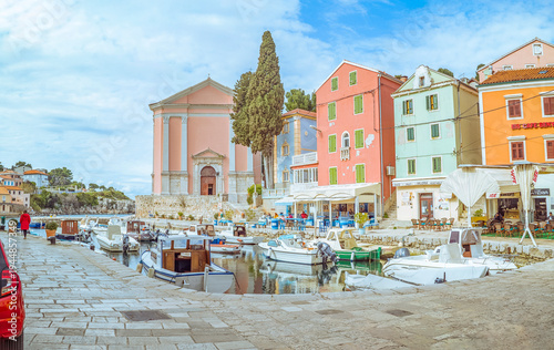 Fotografie Mali Lošinj Island, Croatia: Colorful buildings and boats in a harbor