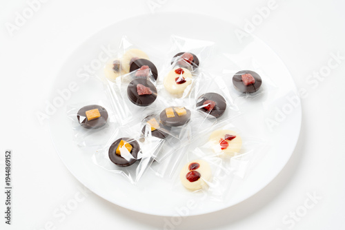 白い皿の上に置かれた個包装の小さなパレットチョコレート