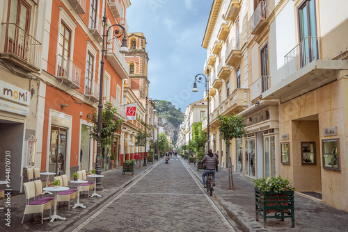 Tableau sur toile Sorrento, Italy: Street with buildings and people on bicycles
