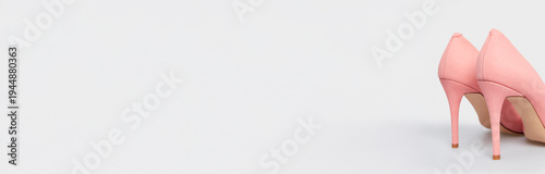 фотографія Soft pink pointy toe women's shoes with high heels isolated on white background