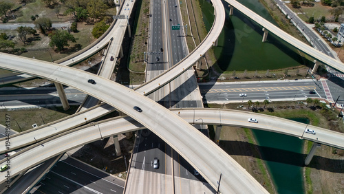 Foto Top down aerial highway interchange with crossing overpasses
