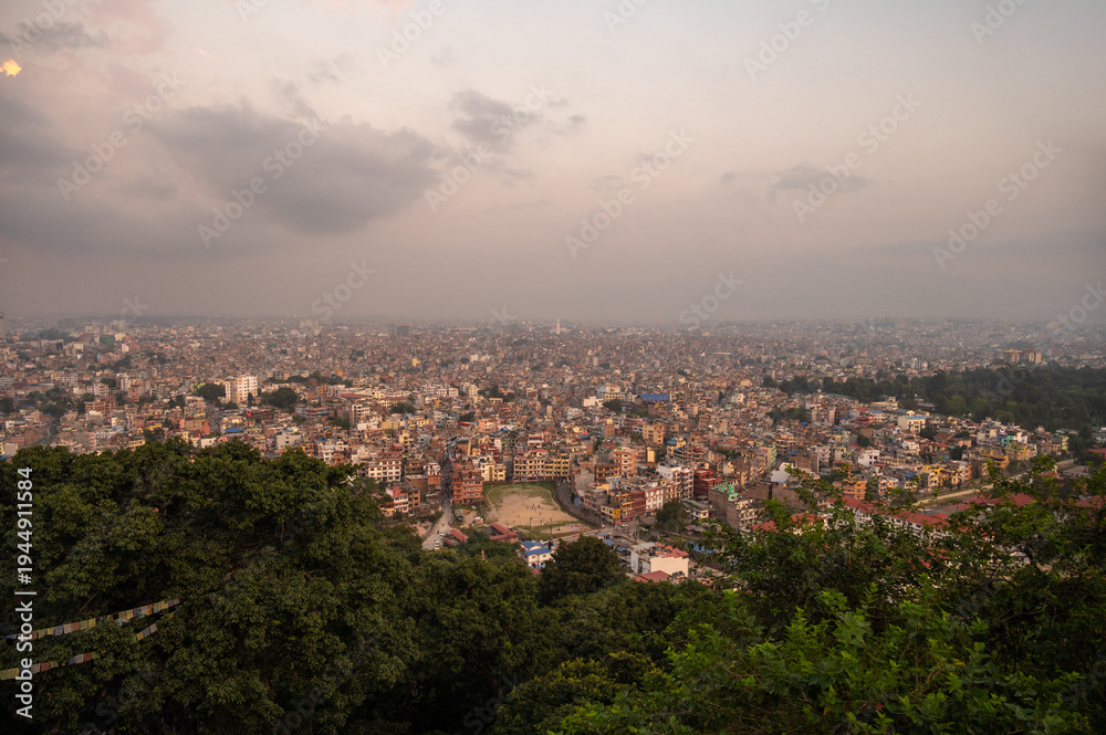Obraz premium The cityscape of Kathmandu the capital city of Nepal seen from Swayambhunath stupa at evening. The city located in the bowl-shaped Kathmandu Valley of central Nepal.