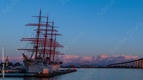 夕方の海王丸パークから新湊大橋と海王丸を前景にピンク色染まる立山連峰アーベンロートTimelapse望遠