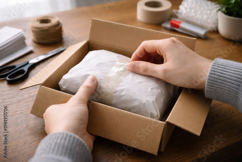 商品を箱に入れて梱包する作業｜発送イメージ