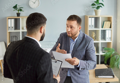 Fotografía Dissatisfied business people colleagues disputing having disagreement at workplace