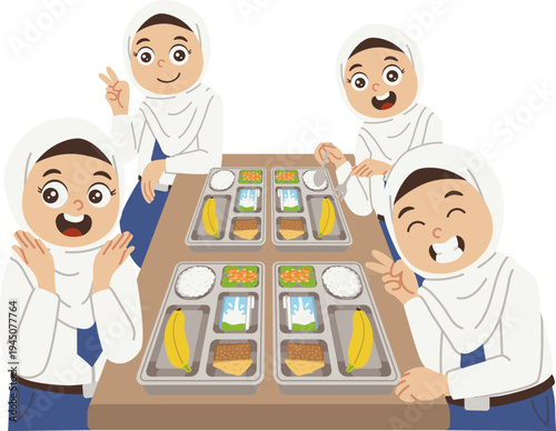 Siswa senang dan berfoto sebelum makan bersama
