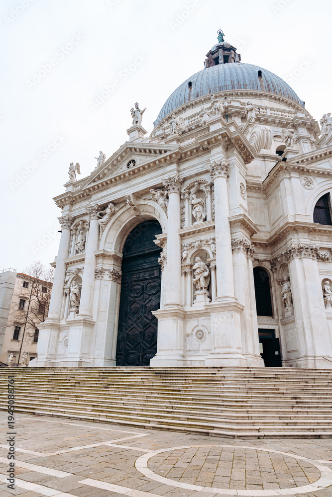 Obraz premium Visit to a historic church with grand architecture during the day in Venice, Italy