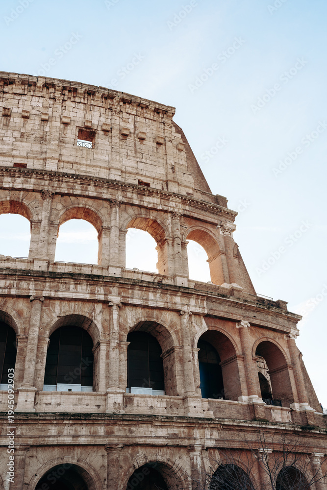 Obraz premium Colosseum in Rome shows ancient architecture under clear sky during daylight hours