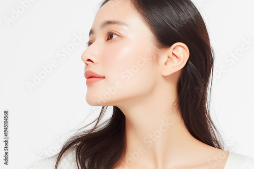 美容, 女性, 横顔, スキンケア, 化粧品, ビューティー, 若い女性, 美肌, 日本人, アジア人, フェイシャル, メイク, 美容液, 保湿, クリーム, エイジングケア, 美容医療, エステ, 美容クリニック, 肌ケア, ナチュラルメイク, 透明感, ツヤ肌, モデル, 笑顔, ポートレート, クローズアップ, リラックス, 癒し, 健康的, 美白, コラーゲン, ヒアルロン酸, アンチエ