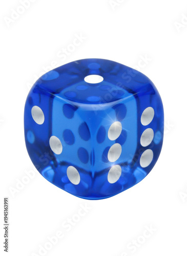 透明感のある鮮やかな青いプラスチック製サイコロが白い背景に浮かぶ、光沢のあるゲーム用小道具のクローズアップ写真。遊び心とチャンスを象徴するシンプルなデザイン。