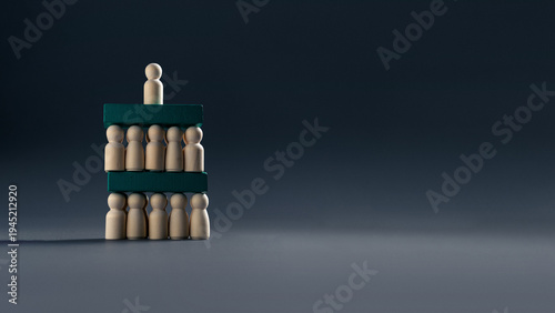 Φωτογραφία Corporate hierarchy concept with wooden figures representing management levels