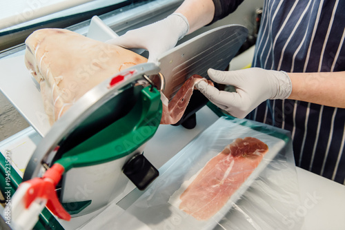 スライサーによる生ハムの薄切り作業