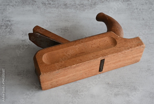 alter  Schrupphobel-Schlichthobel auf der graue Platte