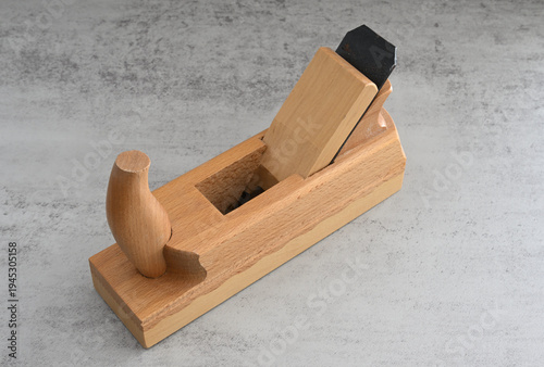 neuer  Schrupphobel-Schlichthobel auf der graue Platte