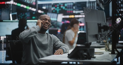 Tableau sur toile Joyful Broker Pleased Massive Profit Surge, Calls on Smartphone