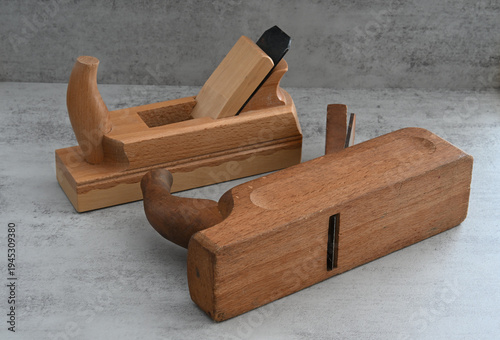 alter und neuer  Schrupphobel-Schlichthobel auf der graue Platte