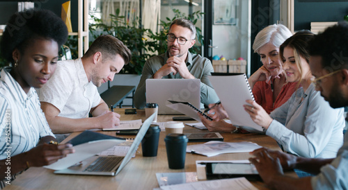 Foto Business, team and man with laptop in meeting for editorial guidance, notes and brainstorming