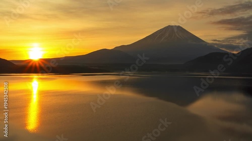 山梨県の本栖湖で眺める日の出の風景（タイムラプス）