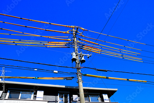 青空に映える複数の電線