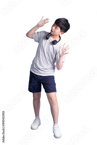 Fotografie Surprised Expression: A young individual stands, exuding a sense of shock and bewilderment