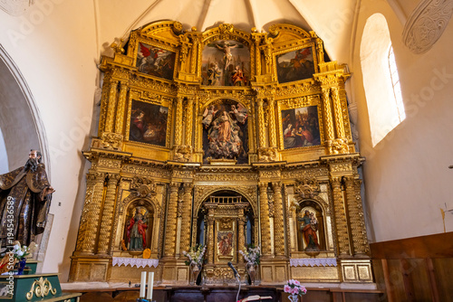 Photos Ornate gilded Baroque altarpiece in Viloria de Rioja church