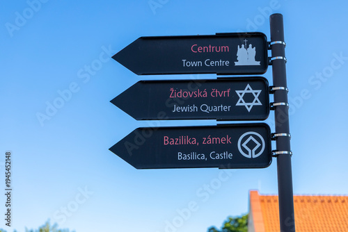 Fotografie Directional sign pointing to Jewish Quarter and Basilica in Trebic