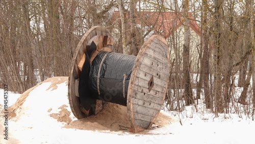 Drewniana olbrzymia pusta szpula po kablu 