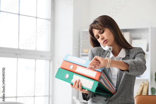 Busy young businesswoman wi...