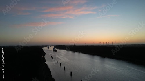Schiffe fahren bei Sonnenaufgang durch den Nord-Ostsee-Kanal