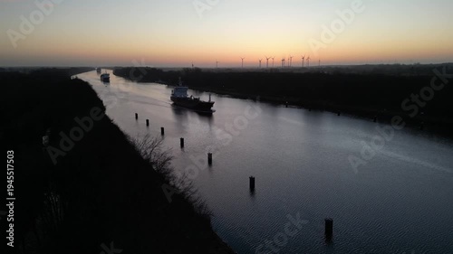 Schiffe fahren bei Sonnenaufgang durch den Nord-Ostsee-Kanal